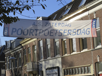 908115 Afbeelding van het spandoek gespannen over de Poortstraat te Utrecht, met de tekst: 'A.S. ZATERDAG POORTPOETSERSDAG'.